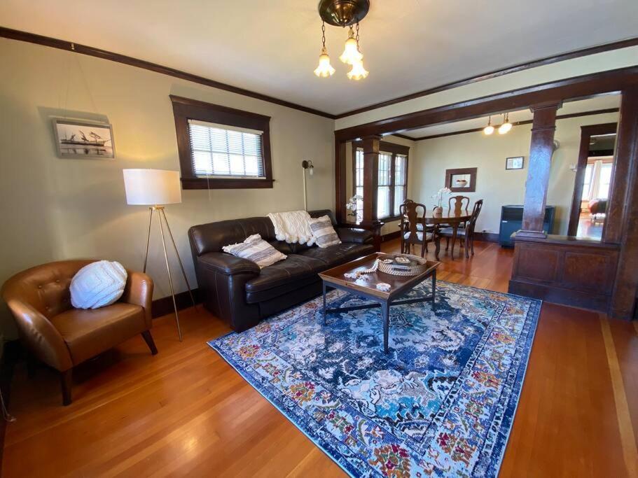 Historic Downtown Riverview Flat, No. 2 อัสตอเรีย ภายนอก รูปภาพ