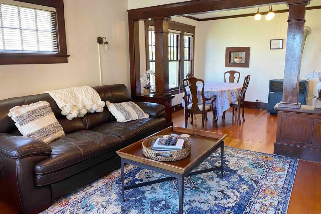 Historic Downtown Riverview Flat, No. 2 อัสตอเรีย ภายนอก รูปภาพ