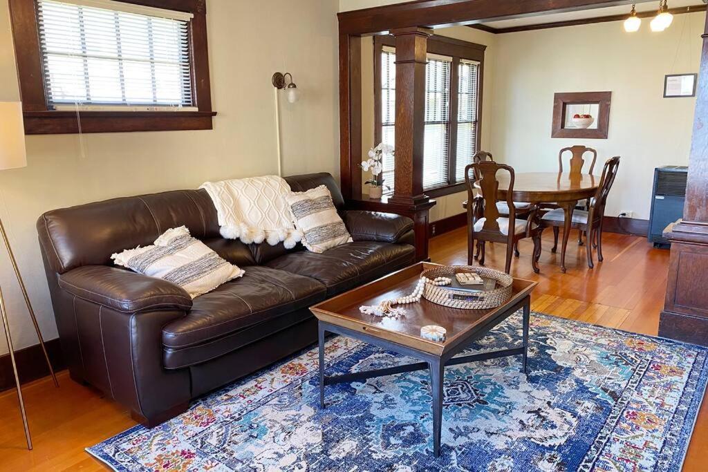 Historic Downtown Riverview Flat, No. 2 อัสตอเรีย ภายนอก รูปภาพ